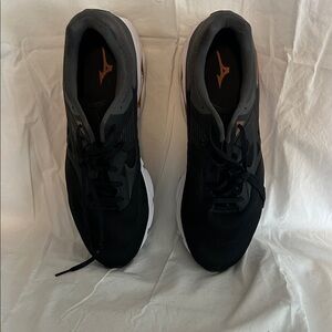 Mizuno Men's Black and Gray Athletic Shoes